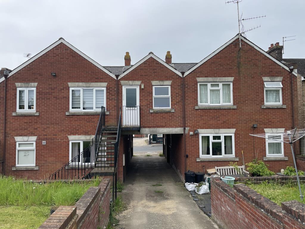 Lot: 40 - VACANT MAISONETTE FOR INVESTMENT - Rear Exterior image for Bergholt Road flat in Colchester Essex